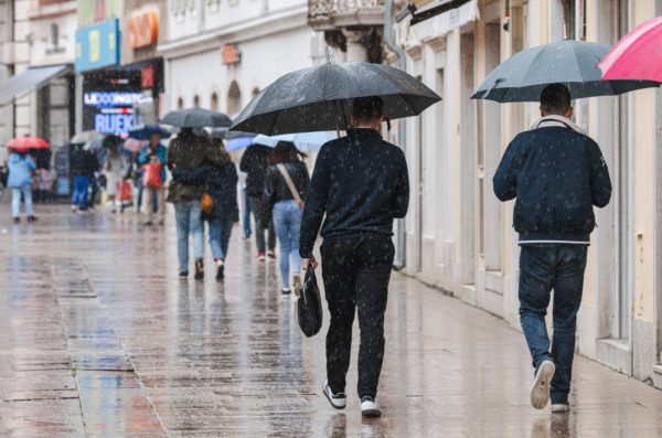 Ilustrativna Korzo kiša turisti-4409