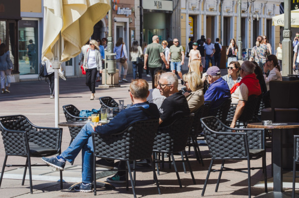 Ilustrativna korzo kafić kava -4826