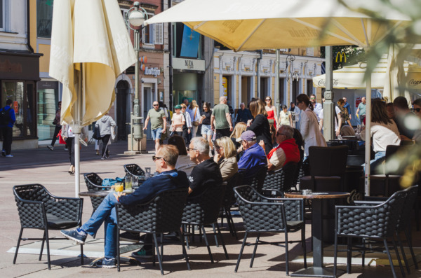 Ilustrativna korzo kafić kava -4828