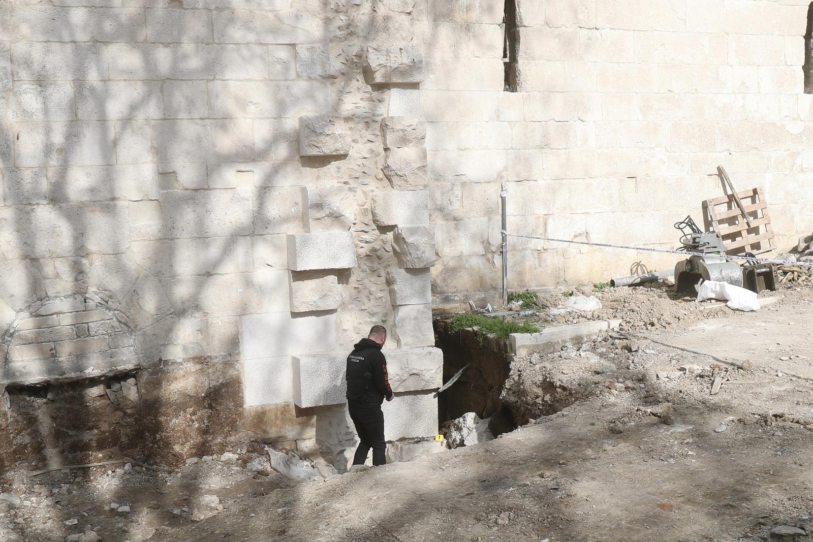 Split: Na radnika pala kamena gromada te ga priklještila, prevezen je u bolnicu Split: Na radnika pala kamena gromada te ga priklještila, prevezen je u bolnicu