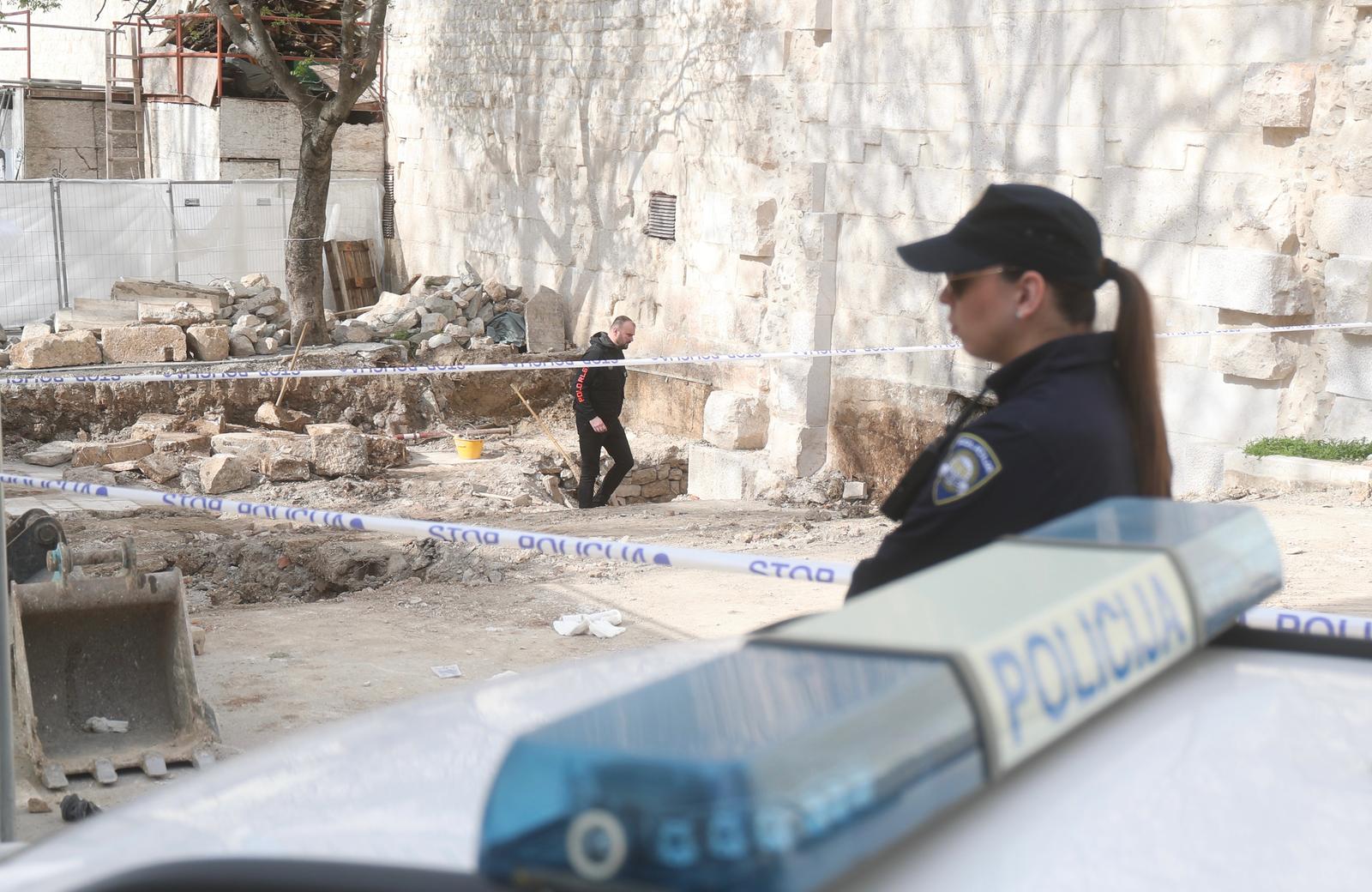 Split: Na radnika pala kamena gromada te ga priklještila, prevezen je u bolnicu Split: Na radnika pala kamena gromada te ga priklještila, prevezen je u bolnicu