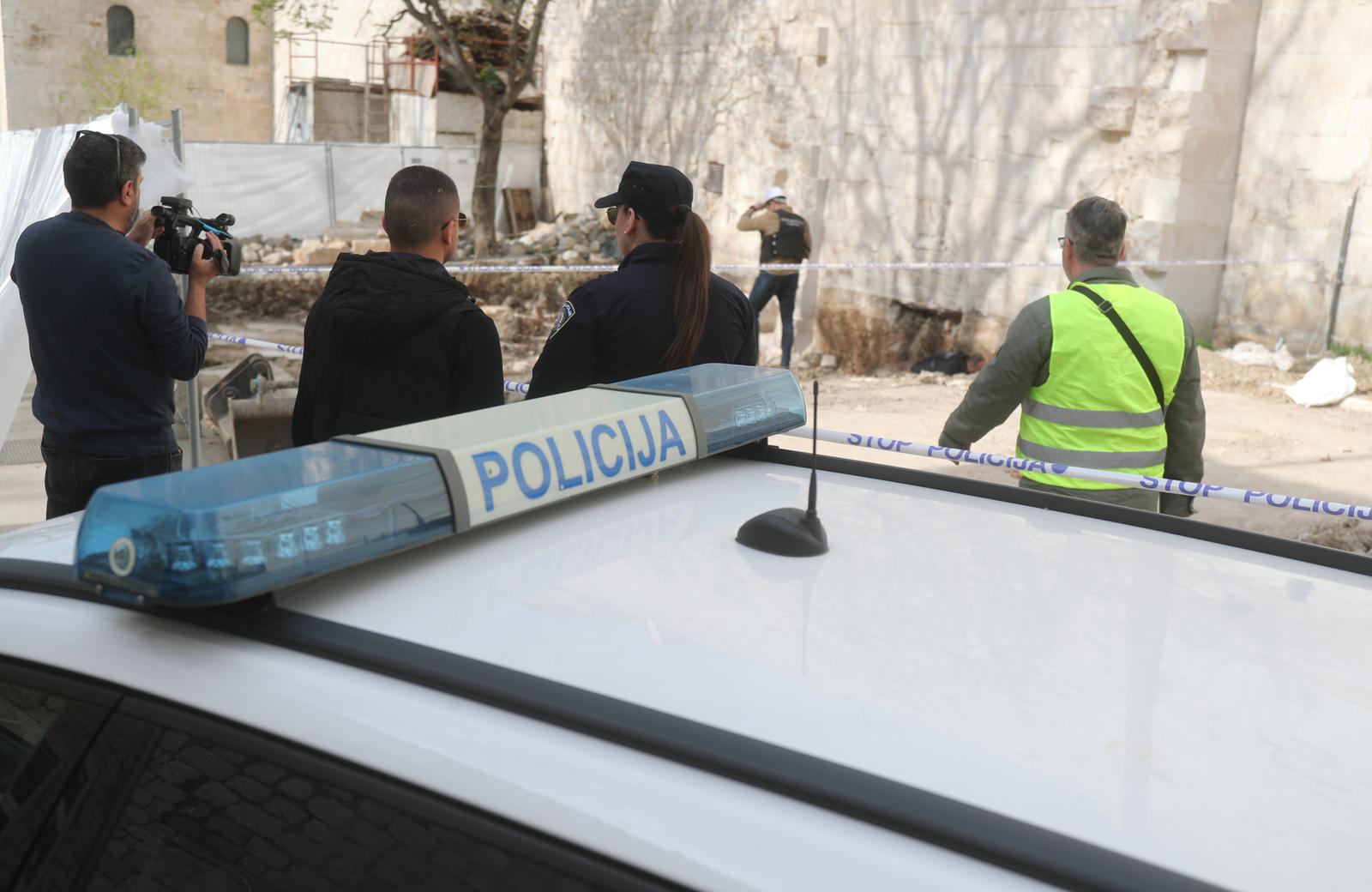 Split: Na radnika pala kamena gromada te ga priklještila, prevezen je u bolnicu Split: Na radnika pala kamena gromada te ga priklještila, prevezen je u bolnicu