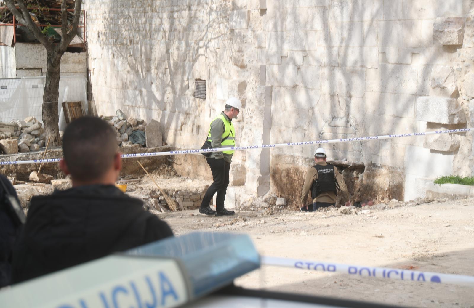 Split: Na radnika pala kamena gromada te ga priklještila, prevezen je u bolnicu Split: Na radnika pala kamena gromada te ga priklještila, prevezen je u bolnicu