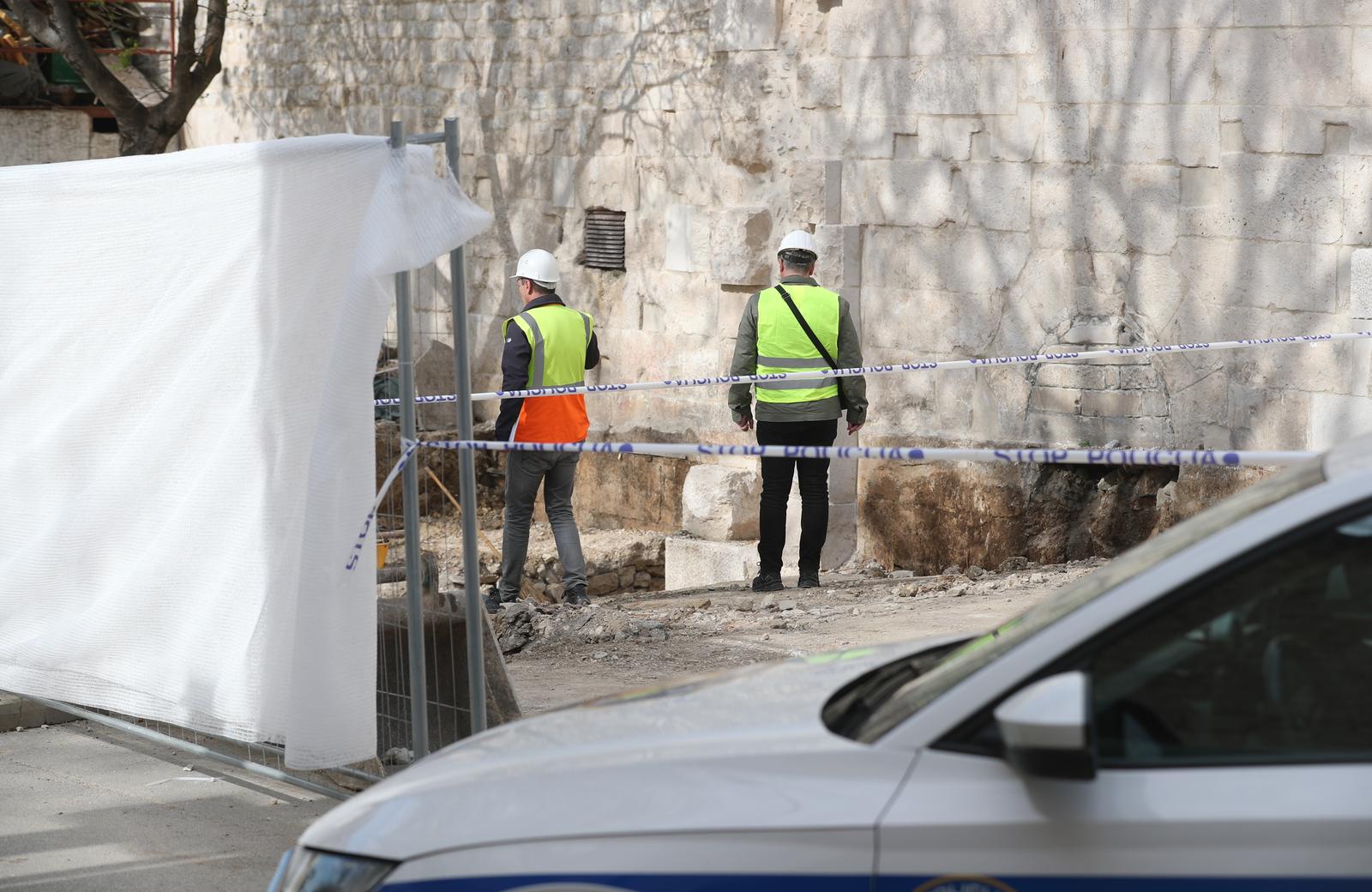 Split: Na radnika pala kamena gromada te ga priklještila, prevezen je u bolnicu Split: Na radnika pala kamena gromada te ga priklještila, prevezen je u bolnicu