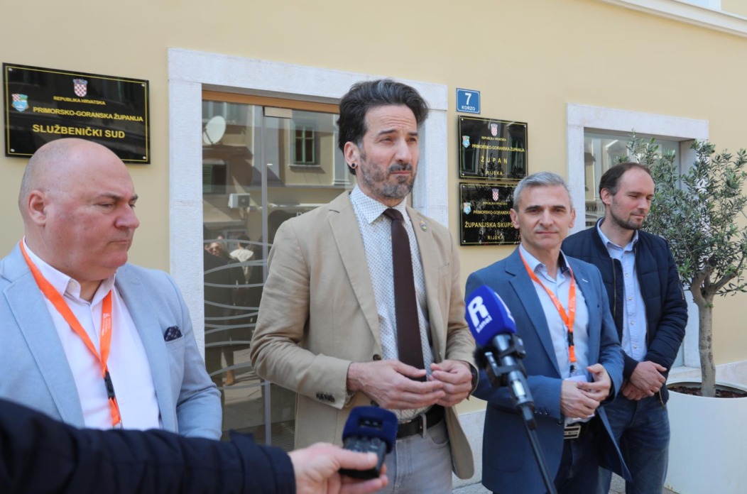 Rijeka: Marin Mileti? i Leo Pavela na konferenciji pred zgradom upanije Rijeka: Marin Mileti? i Leo Pavela na konferenciji pred zgradom upanije