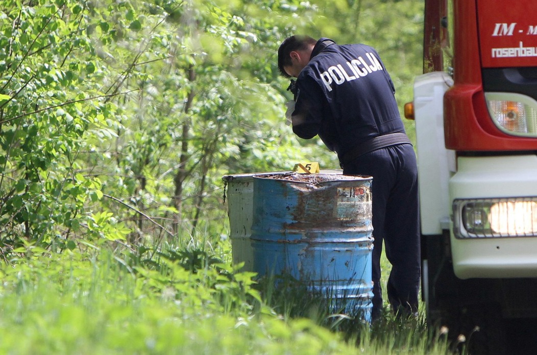 Vatrogasci izvukli jo 3 ba?ve s opasnim otpadom iz ume nedaleko od Luke Pokupske