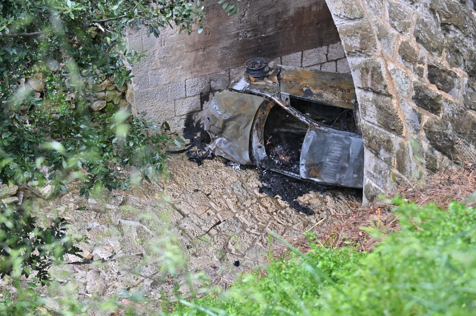 Teška prometna nesreća u Krvavici, vozilo sletjelo s magistrale i zapalilo se