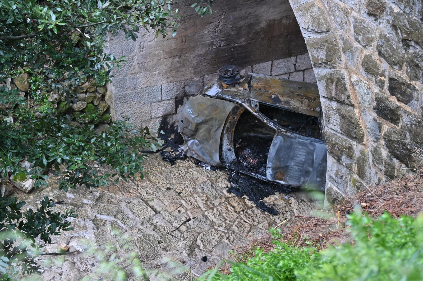 Teška prometna nesreća u Krvavici, vozilo sletjelo s magistrale i zapalilo se