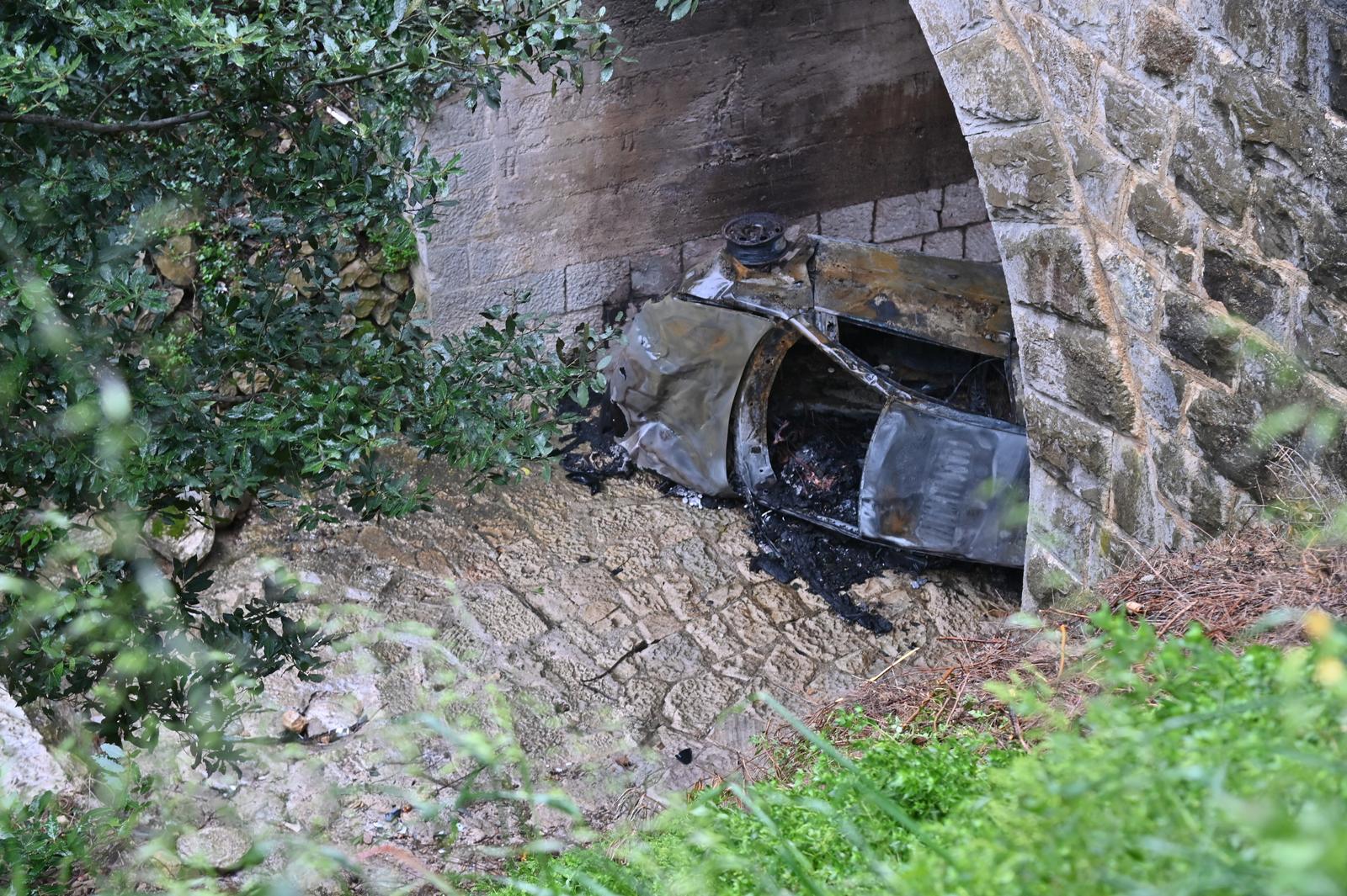 Teška prometna nesreća u Krvavici, vozilo sletjelo s magistrale i zapalilo se