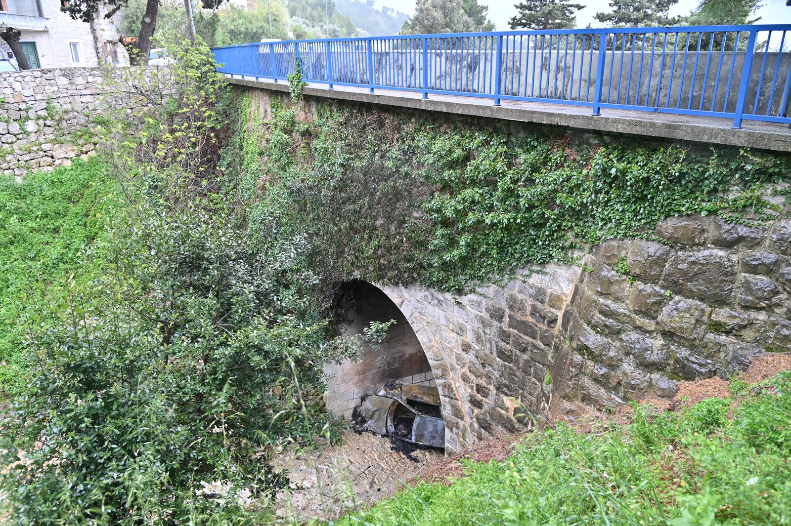 Teška prometna nesreća u Krvavici, vozilo sletjelo s magistrale i zapalilo se