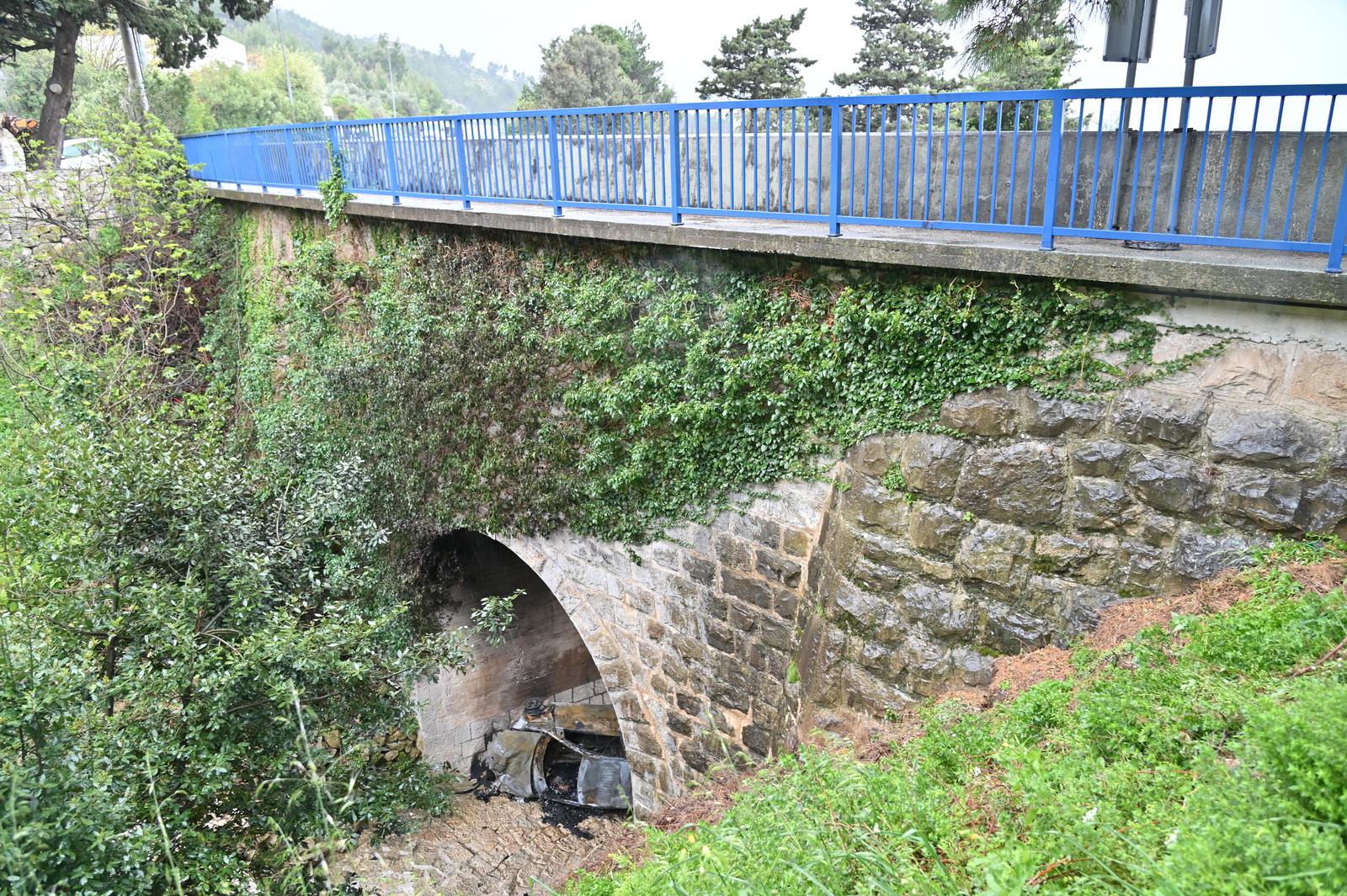 Teška prometna nesreća u Krvavici, vozilo sletjelo s magistrale i zapalilo se