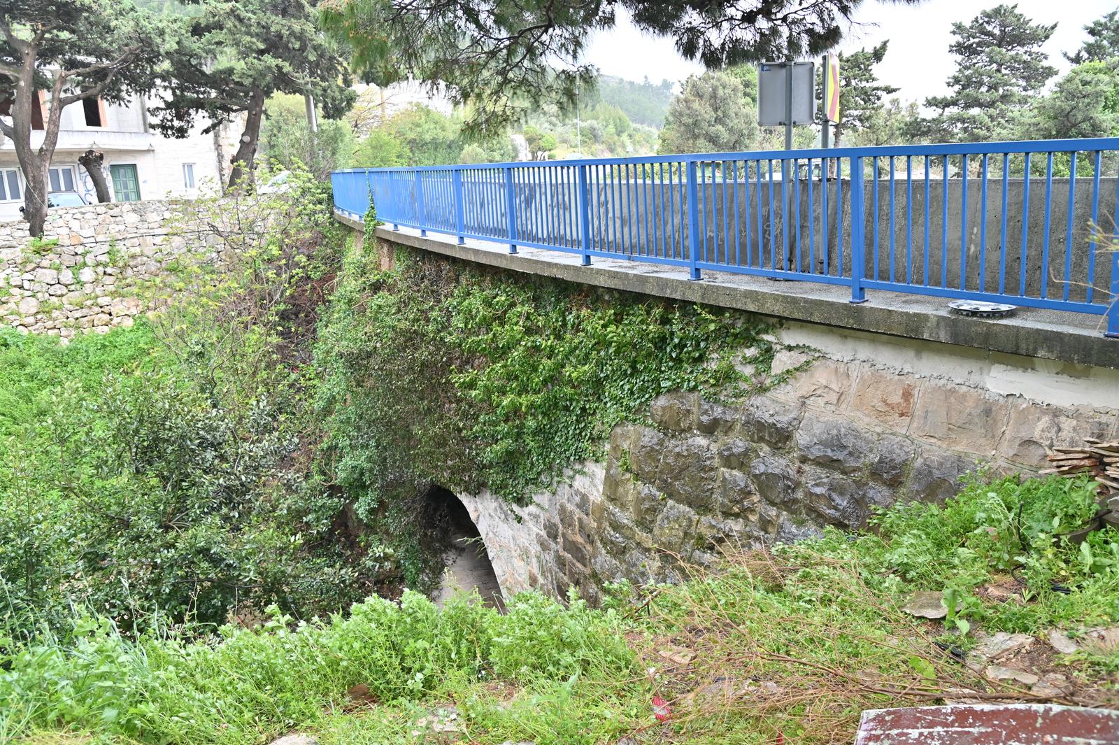 Teška prometna nesreća u Krvavici, vozilo sletjelo s magistrale i zapalilo se