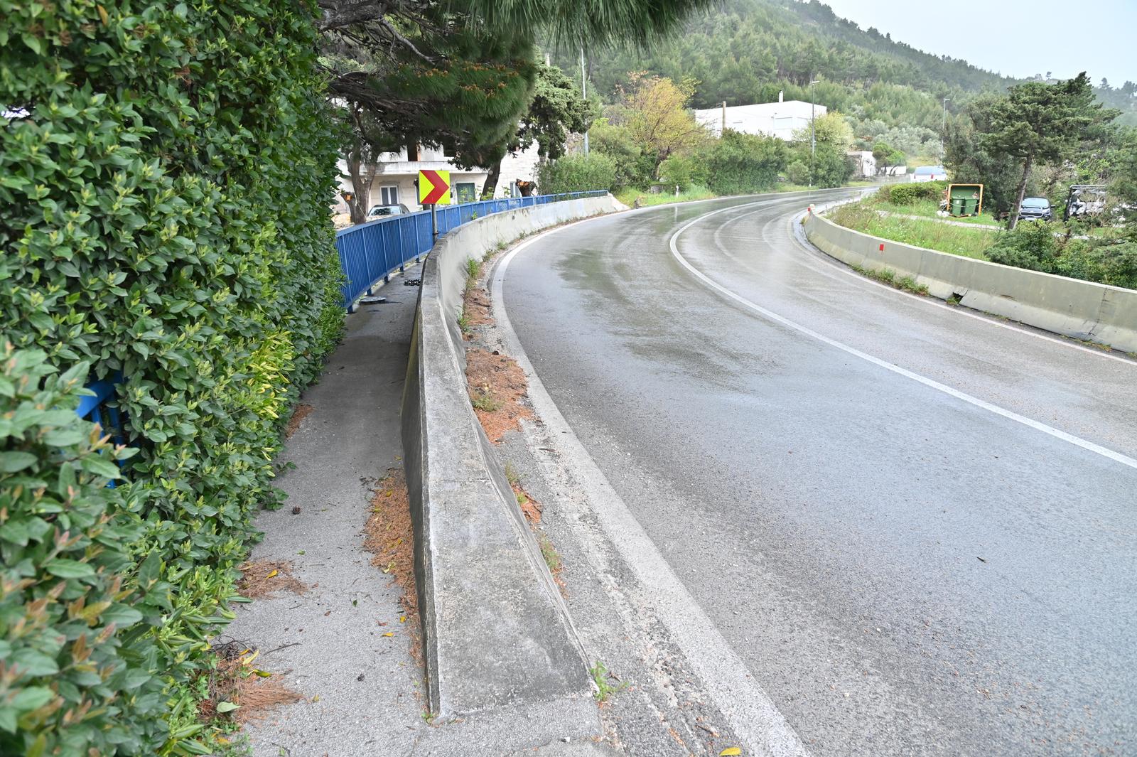 Teška prometna nesreća u Krvavici, vozilo sletjelo s magistrale i zapalilo se