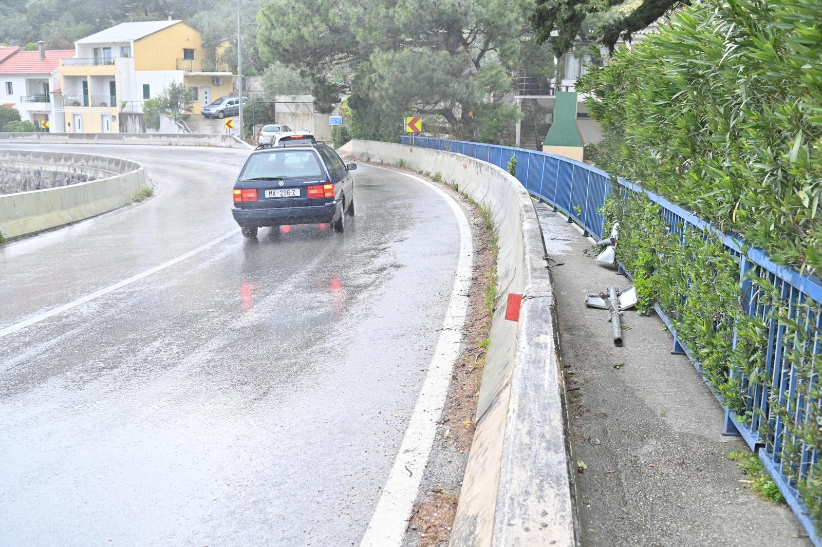 Teška prometna nesreća u Krvavici, vozilo sletjelo s magistrale i zapalilo se