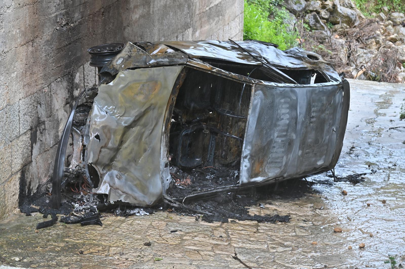 Teška prometna nesreća u Krvavici, vozilo sletjelo s magistrale i zapalilo se