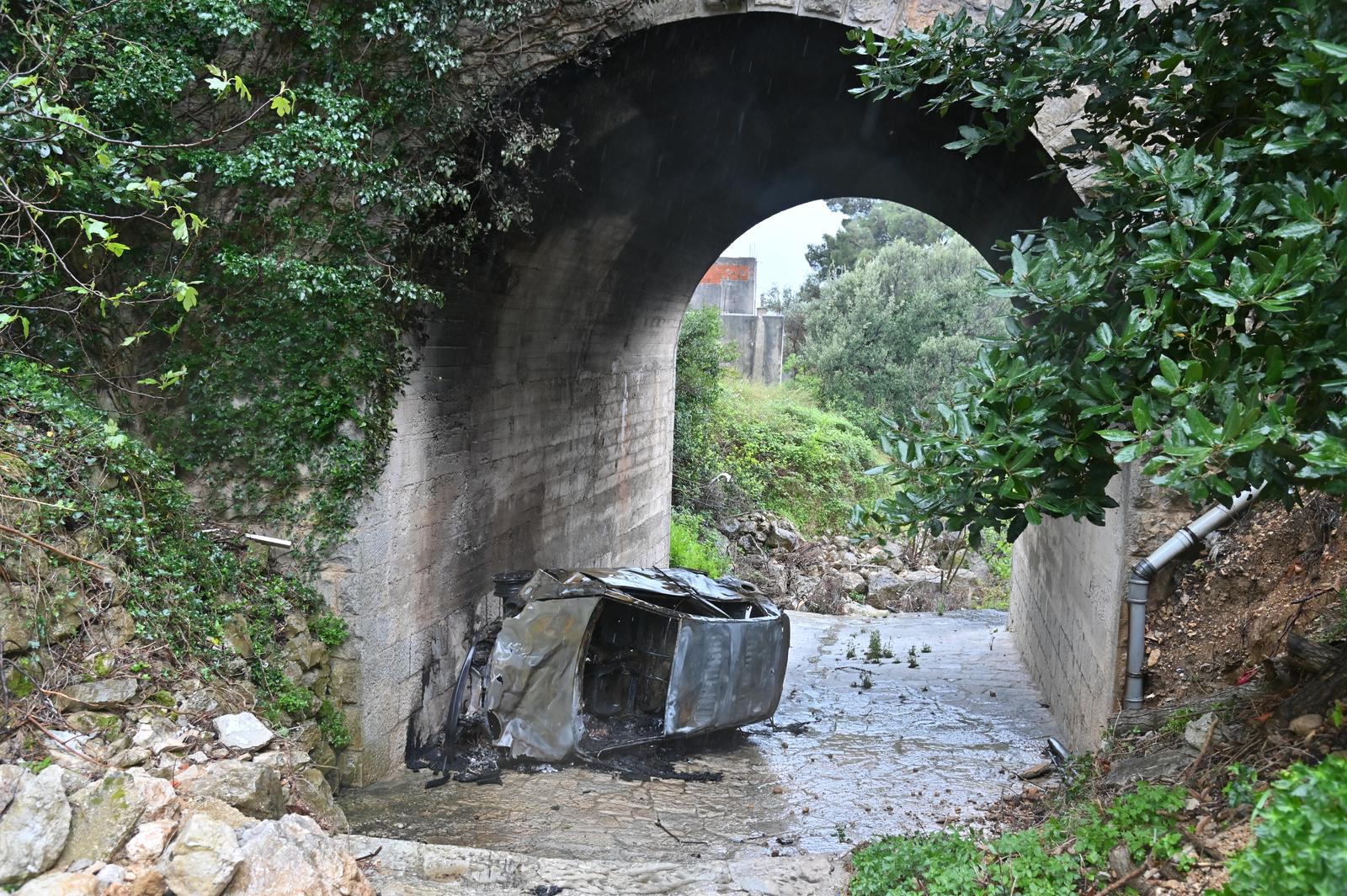 Teška prometna nesreća u Krvavici, vozilo sletjelo s magistrale i zapalilo se