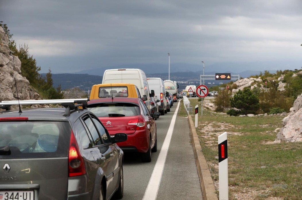 Stvaraju se gužve na Krčkom mostu zbog radova Stvaraju se gužve na Krčkom mostu zbog radova