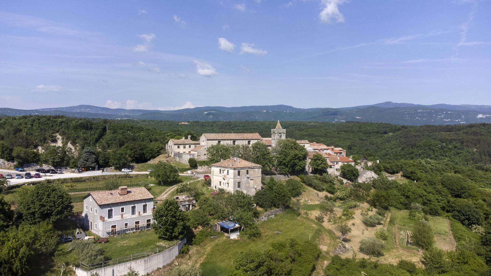 Fotografije iz zraka Huma, najmanjeg grada na svjetu Fotografije iz zraka Huma, najmanjeg grada na svjetu