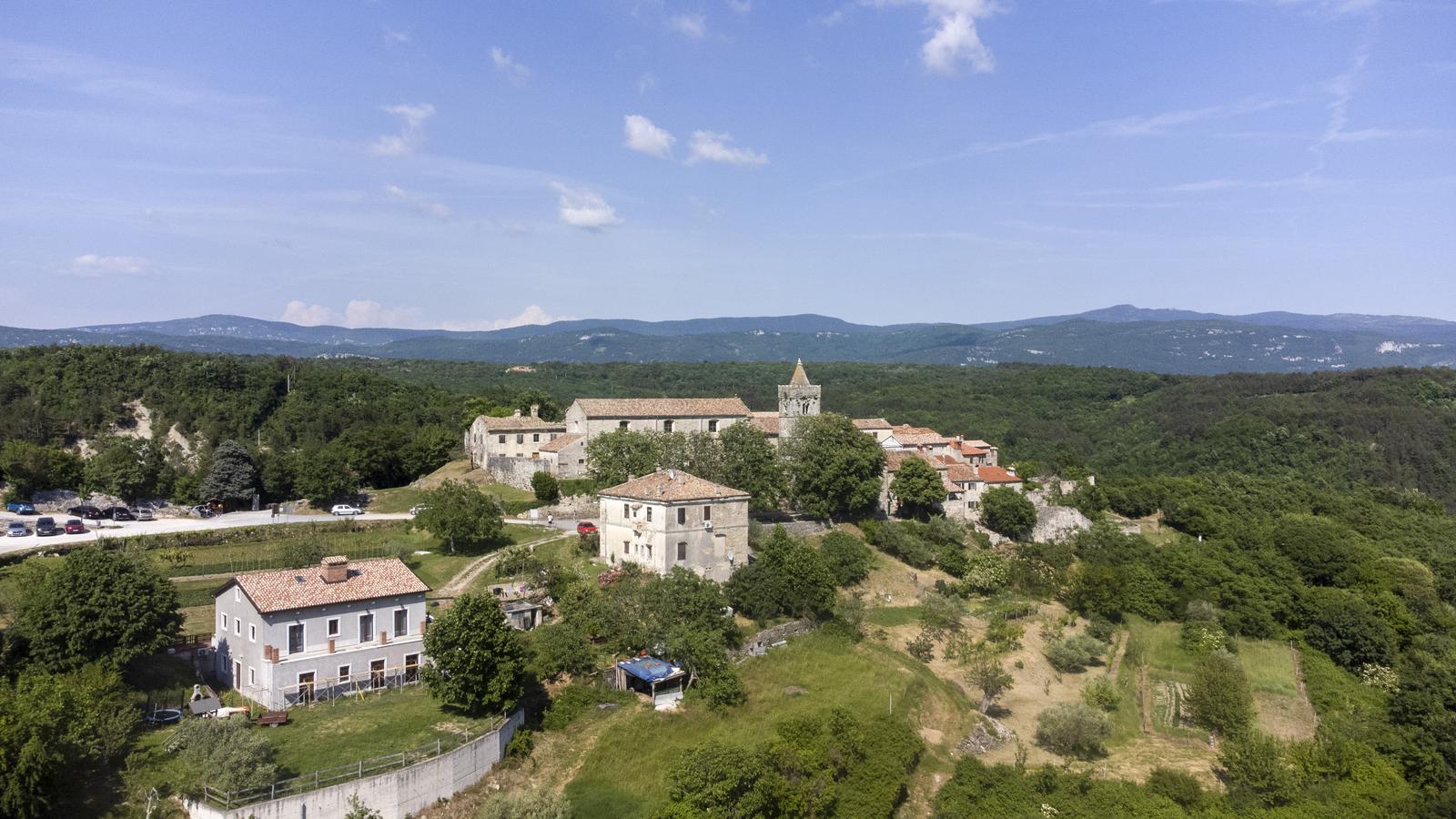 Fotografije iz zraka Huma, najmanjeg grada na svjetu Fotografije iz zraka Huma, najmanjeg grada na svjetu