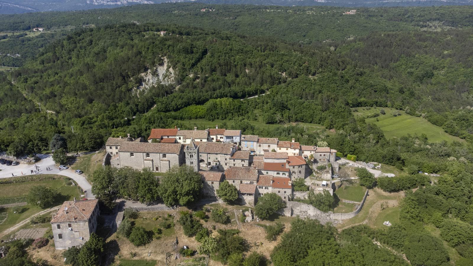 Fotografije iz zraka Huma, najmanjeg grada na svjetu Fotografije iz zraka Huma, najmanjeg grada na svjetu