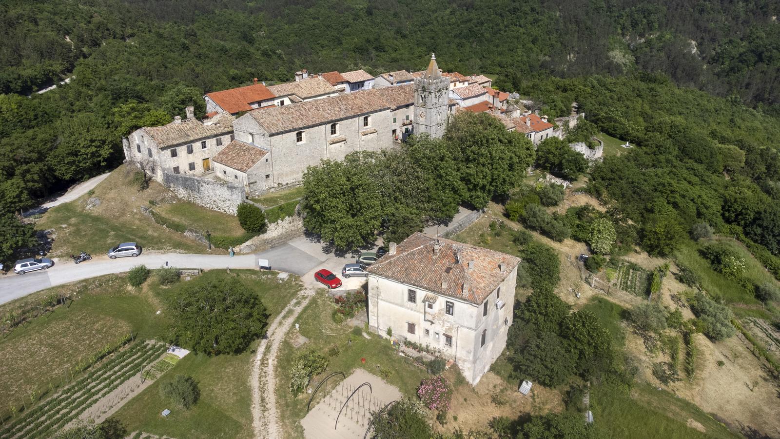 Fotografije iz zraka Huma, najmanjeg grada na svjetu Fotografije iz zraka Huma, najmanjeg grada na svjetu