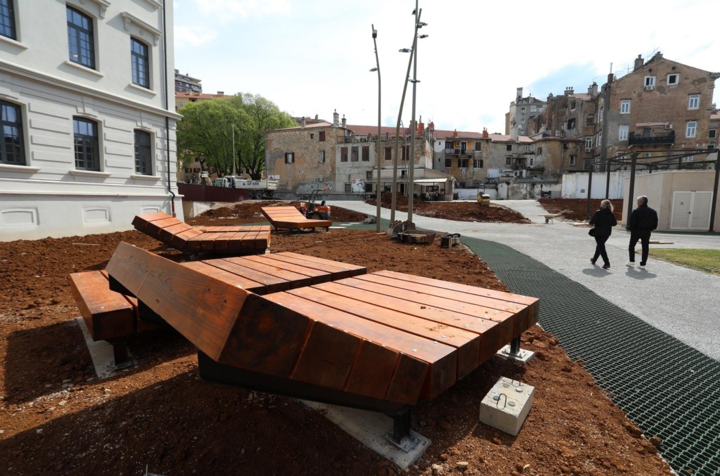 Rijeka: Velike drvene ležaljke postavljene su u Art kvartu Rijeka: Velike drvene ležaljke postavljene su u Art kvartu