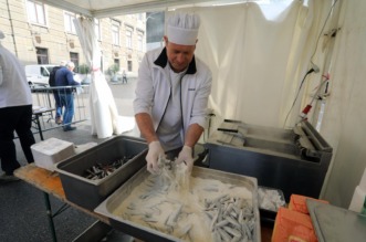 Rijeka: Podjela friganih sardelica na Veliki petak Rijeka: Podjela friganih sardelica na Veliki petak