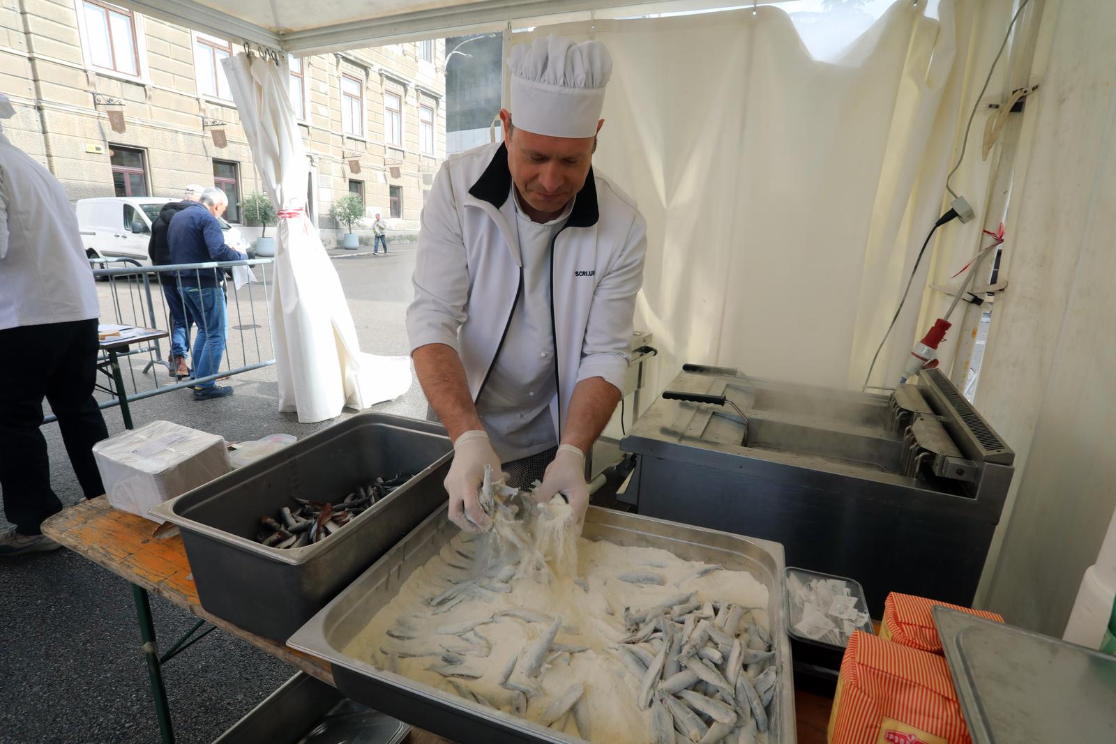 Rijeka: Podjela friganih sardelica na Veliki petak Rijeka: Podjela friganih sardelica na Veliki petak