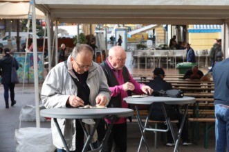 Rijeka: Podjela friganih sardelica na Veliki petak Rijeka: Podjela friganih sardelica na Veliki petak