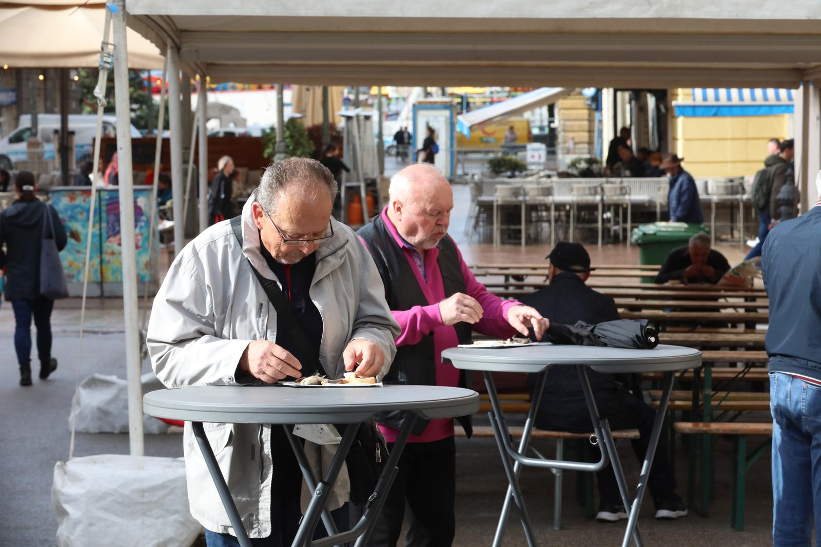Rijeka: Podjela friganih sardelica na Veliki petak Rijeka: Podjela friganih sardelica na Veliki petak