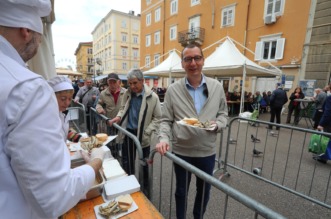 Rijeka: Podjela friganih sardelica na Veliki petak Rijeka: Podjela friganih sardelica na Veliki petak