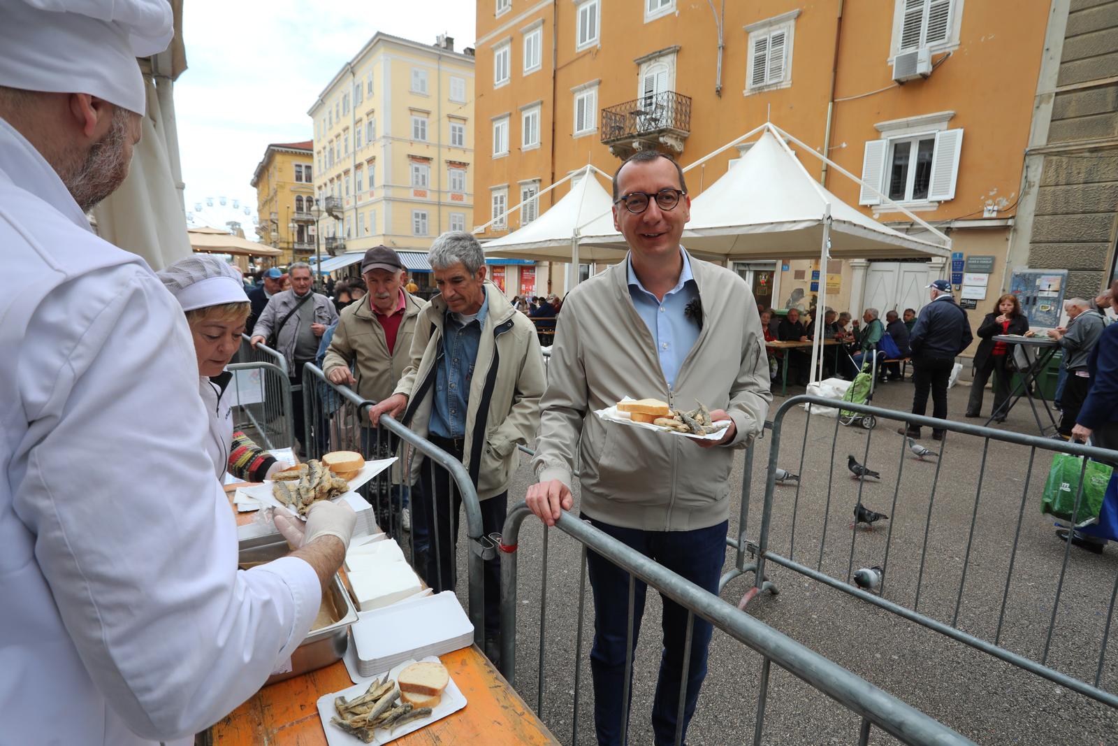 Rijeka: Podjela friganih sardelica na Veliki petak Rijeka: Podjela friganih sardelica na Veliki petak