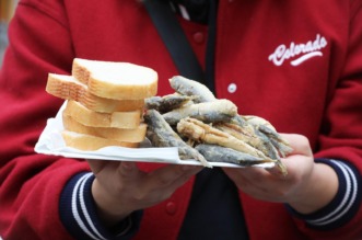 Rijeka: Podjela friganih sardelica na Veliki petak Rijeka: Podjela friganih sardelica na Veliki petak