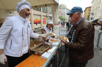 Rijeka: Podjela friganih sardelica na Veliki petak Rijeka: Podjela friganih sardelica na Veliki petak