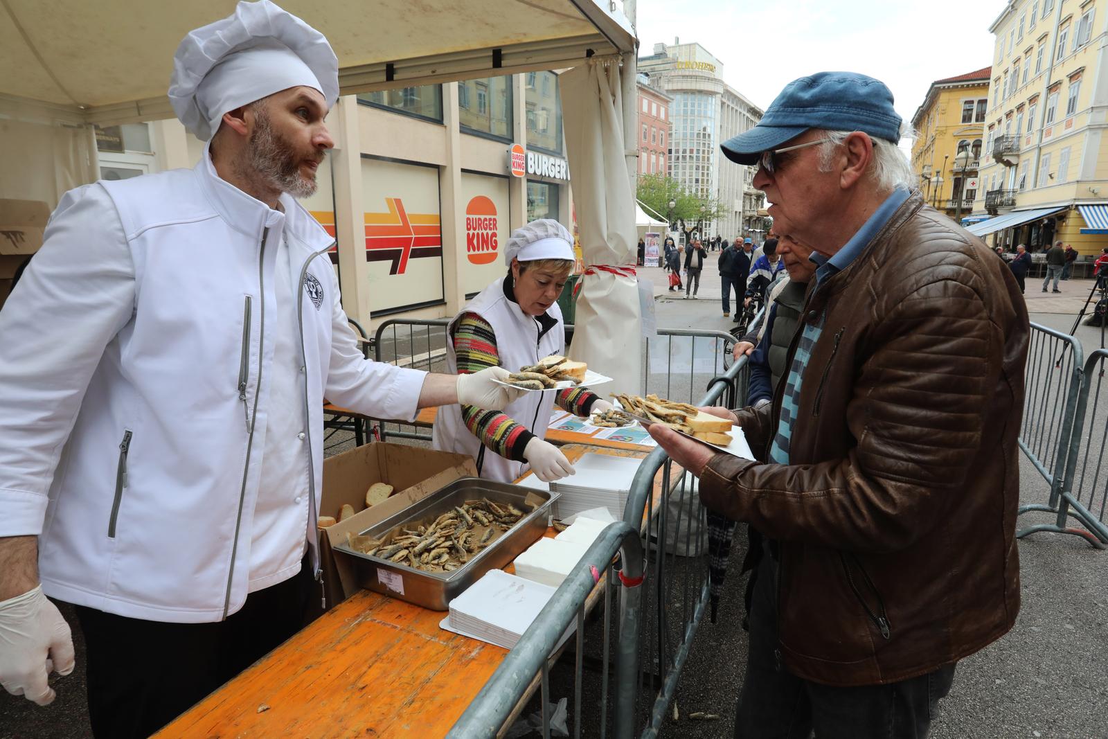 Rijeka: Podjela friganih sardelica na Veliki petak Rijeka: Podjela friganih sardelica na Veliki petak