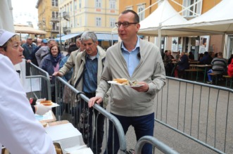 Rijeka: Podjela friganih sardelica na Veliki petak Rijeka: Podjela friganih sardelica na Veliki petak