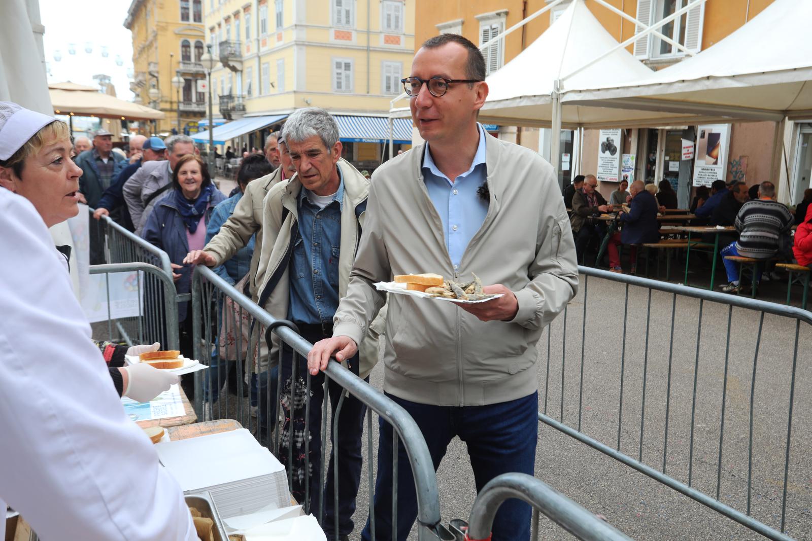 Rijeka: Podjela friganih sardelica na Veliki petak Rijeka: Podjela friganih sardelica na Veliki petak