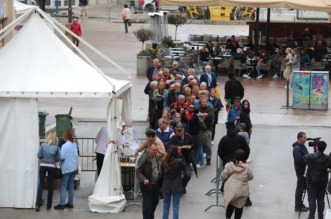 Rijeka: Podjela friganih sardelica na Veliki petak Rijeka: Podjela friganih sardelica na Veliki petak