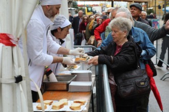 Rijeka: Podjela friganih sardelica na Veliki petak Rijeka: Podjela friganih sardelica na Veliki petak