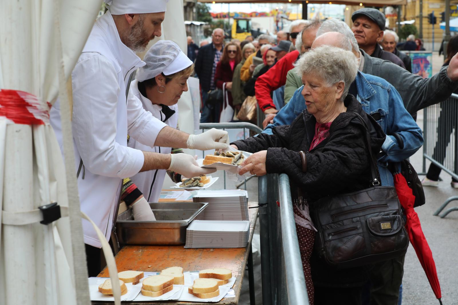 Rijeka: Podjela friganih sardelica na Veliki petak Rijeka: Podjela friganih sardelica na Veliki petak