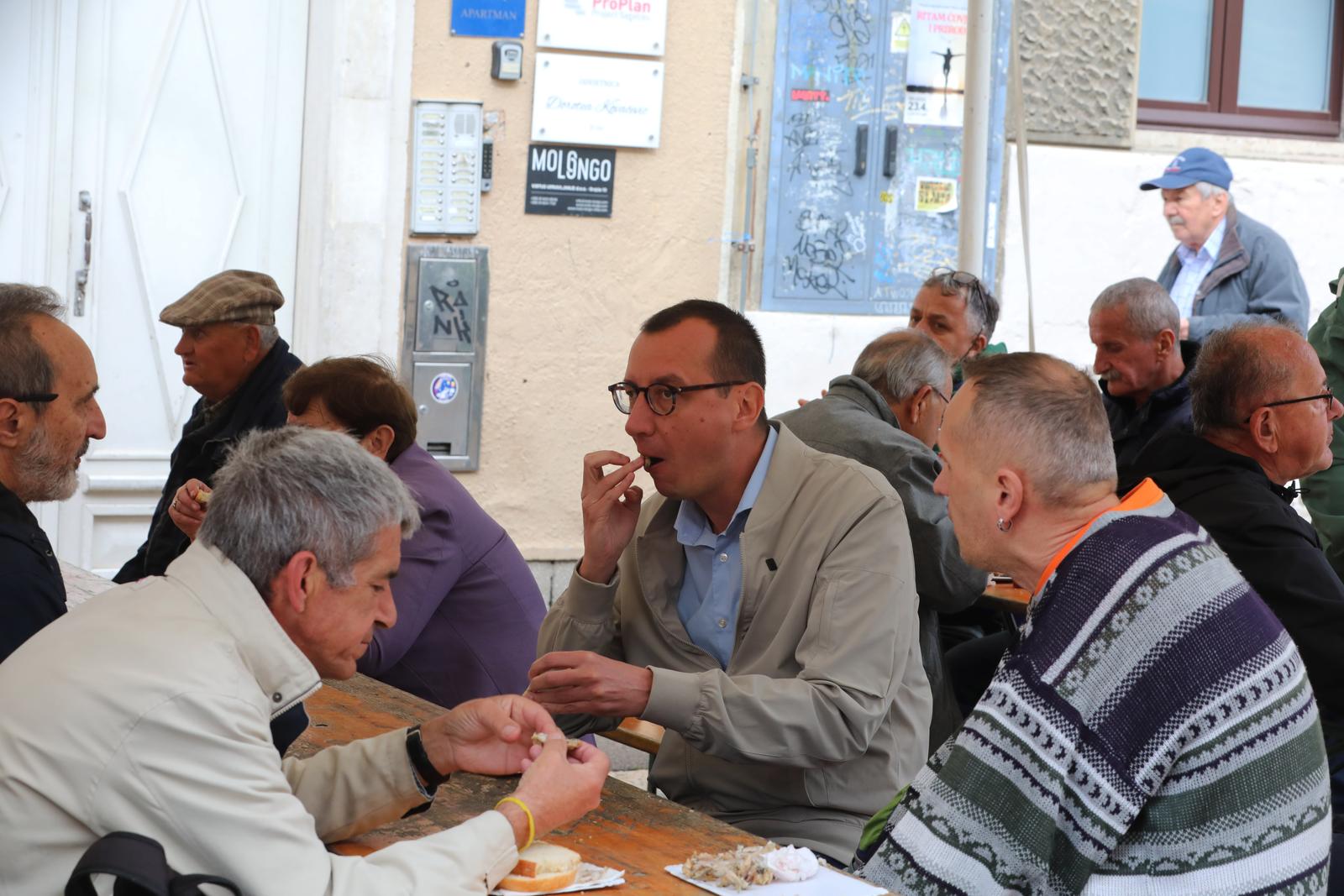 Rijeka: Podjela friganih sardelica na Veliki petak Rijeka: Podjela friganih sardelica na Veliki petak