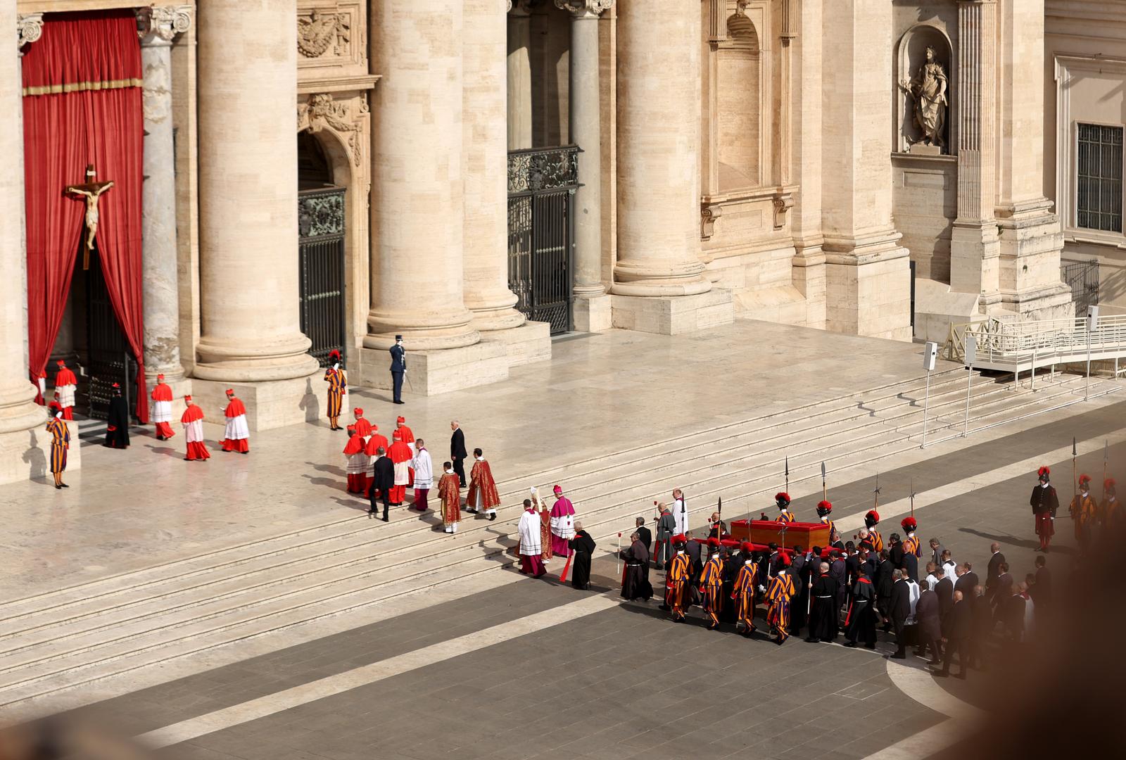 Rim: Tijelo pape Franje u procesiji premješteno u baziliku sv. Petra