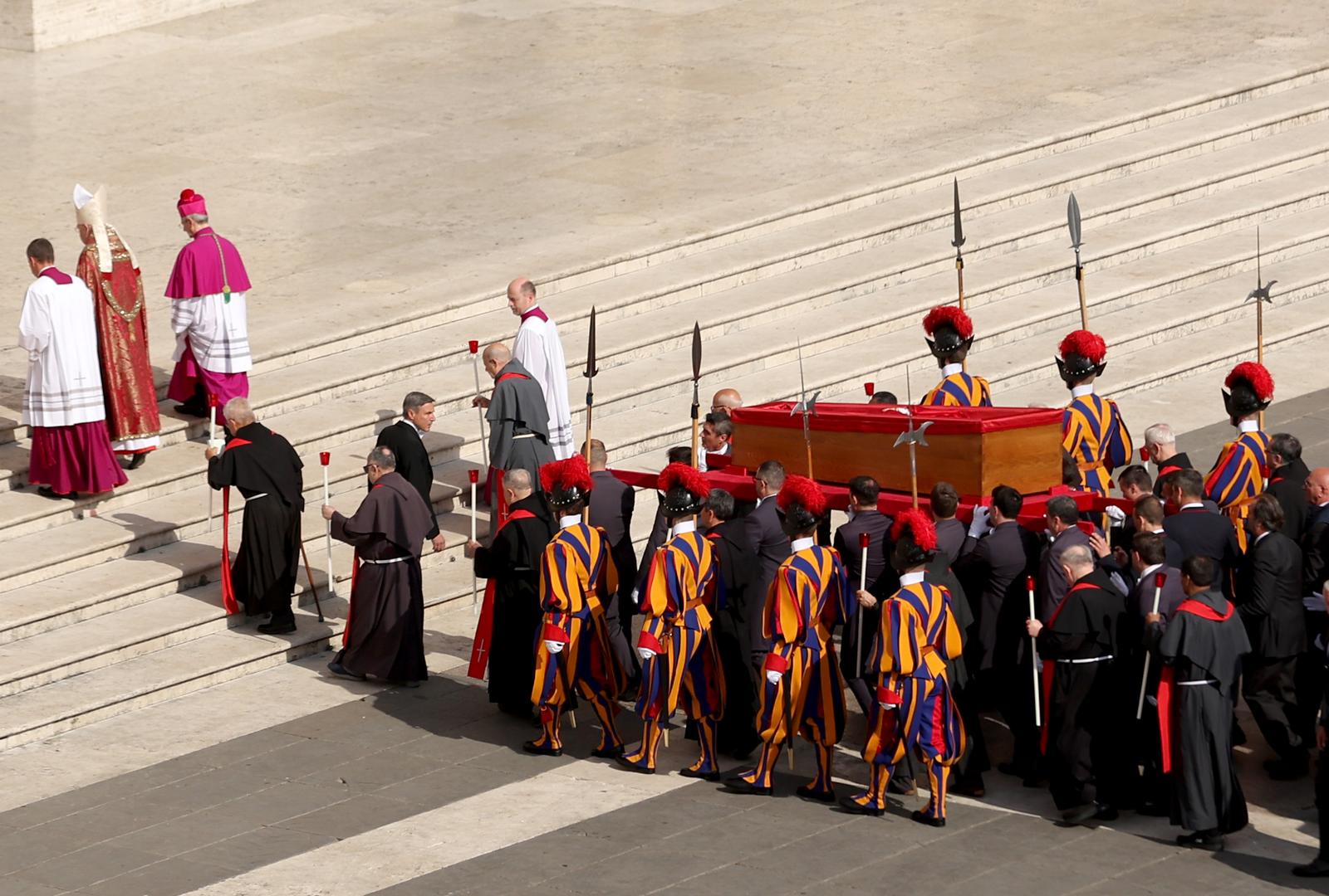 Rim: Tijelo pape Franje u procesiji premješteno u baziliku sv. Petra