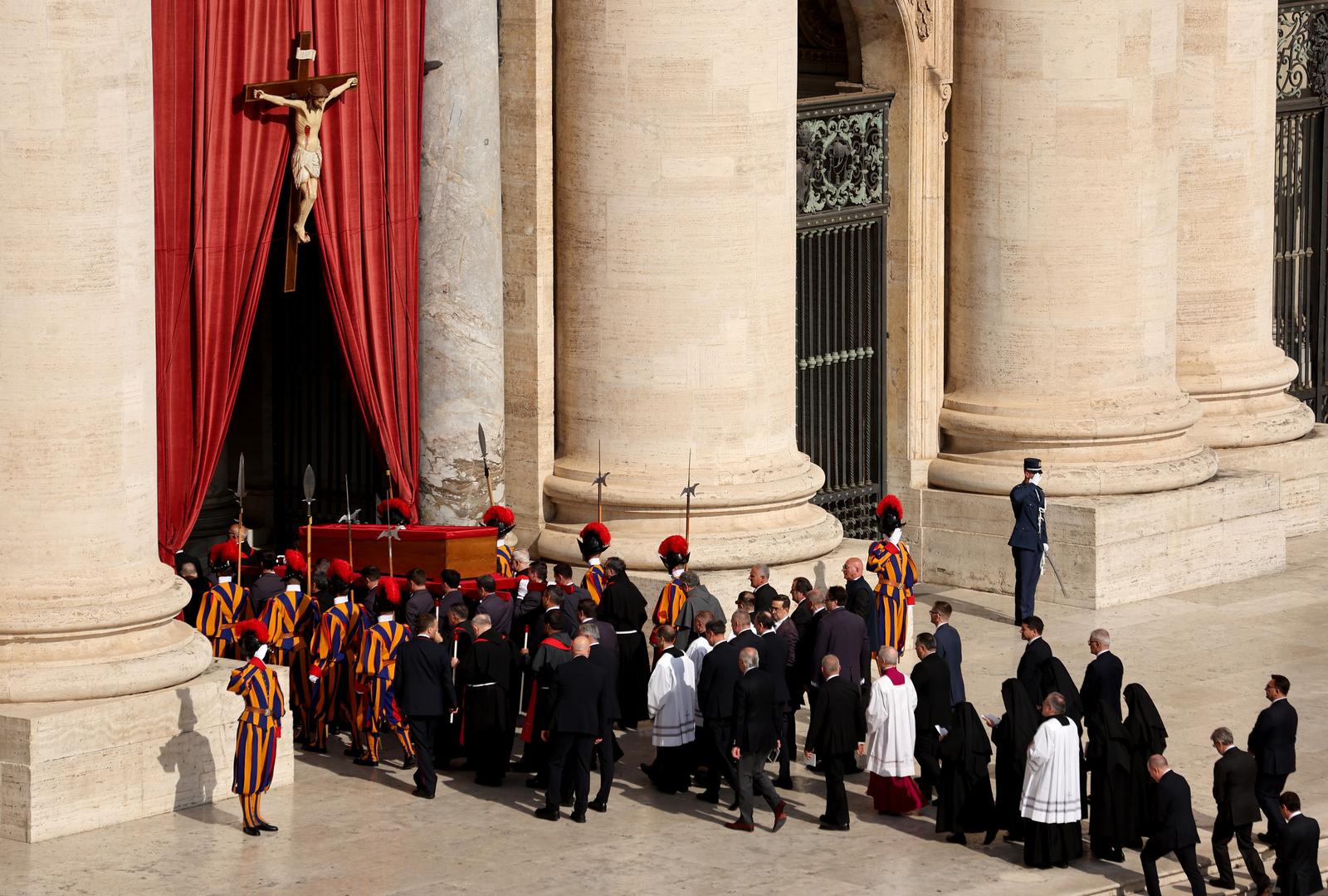 Rim: Tijelo pape Franje u procesiji premješteno u baziliku sv. Petra