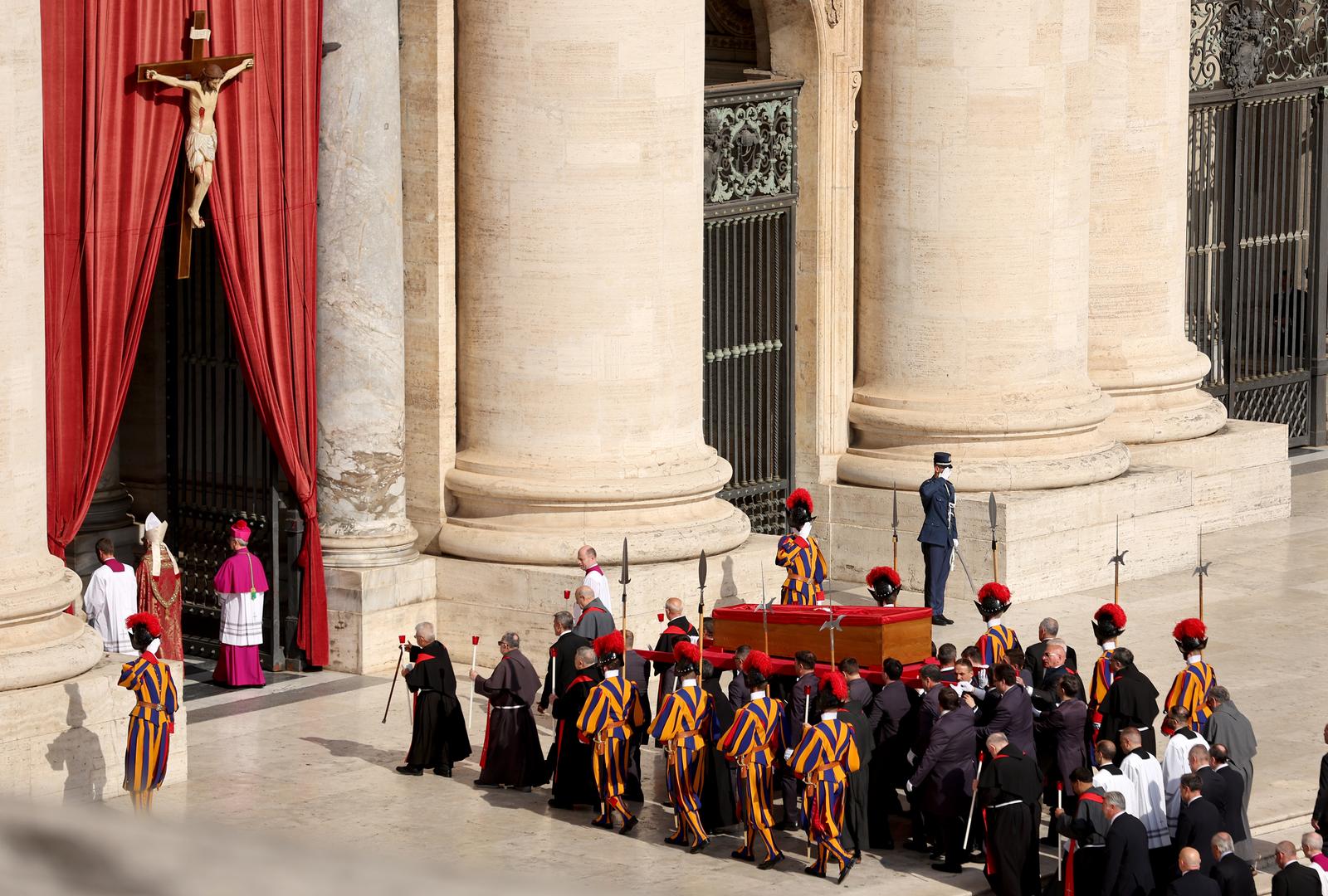 Rim: Tijelo pape Franje u procesiji premješteno u baziliku sv. Petra
