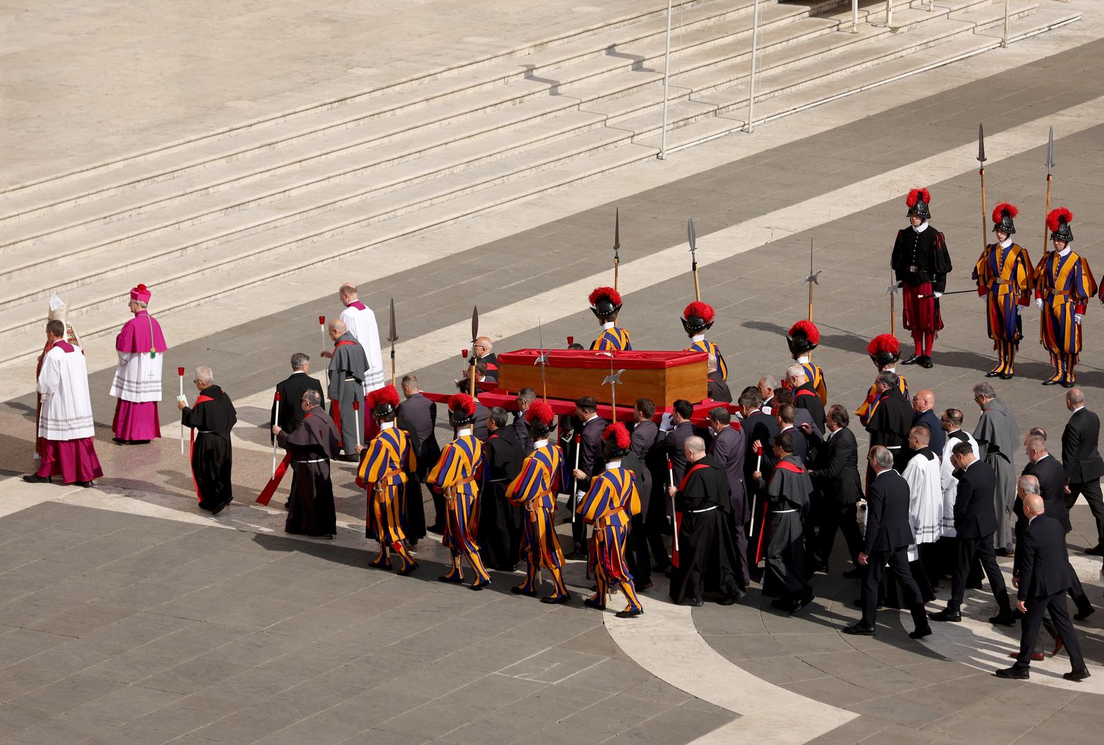 Rim: Tijelo pape Franje u procesiji premješteno u baziliku sv. Petra