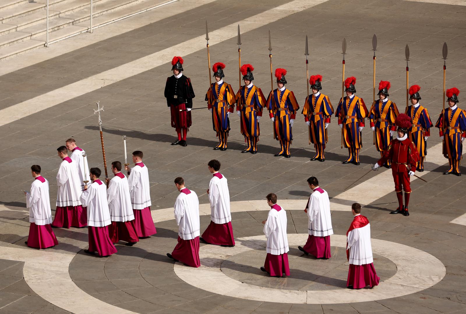 Rim: Tijelo pape Franje u procesiji premješteno u baziliku sv. Petra