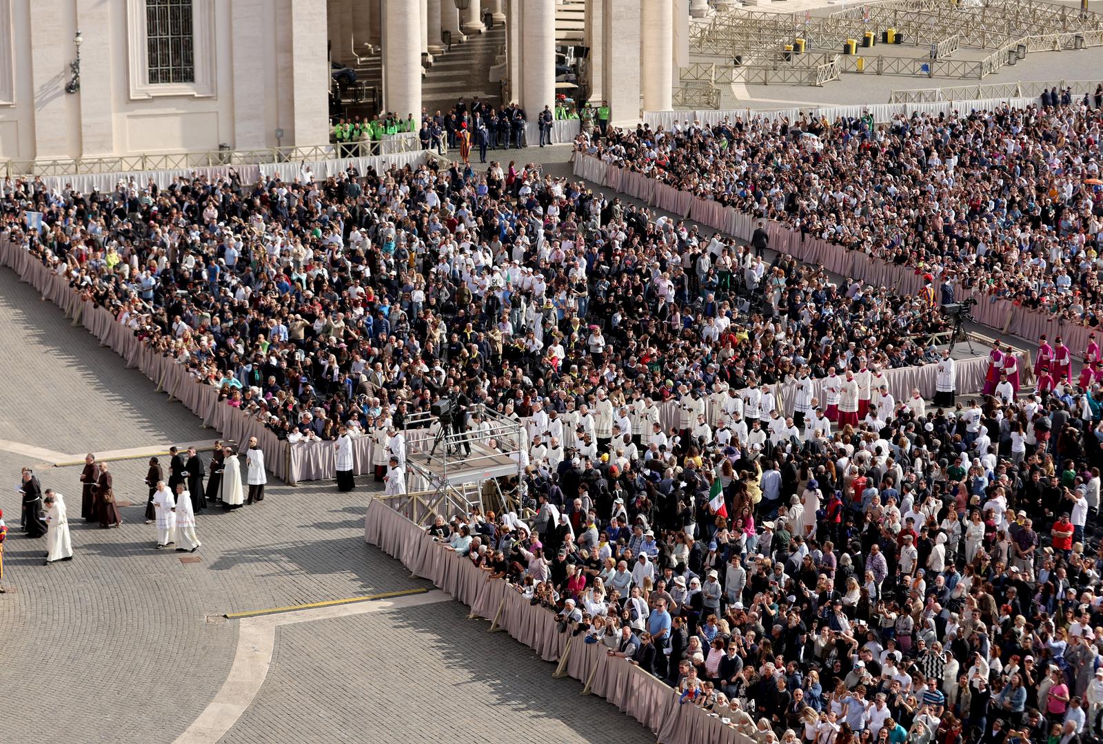 Rim: Tijelo pape Franje u procesiji premješteno u baziliku sv. Petra