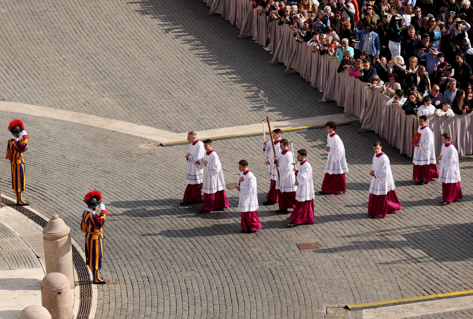 Rim: Tijelo pape Franje u procesiji premješteno u baziliku sv. Petra
