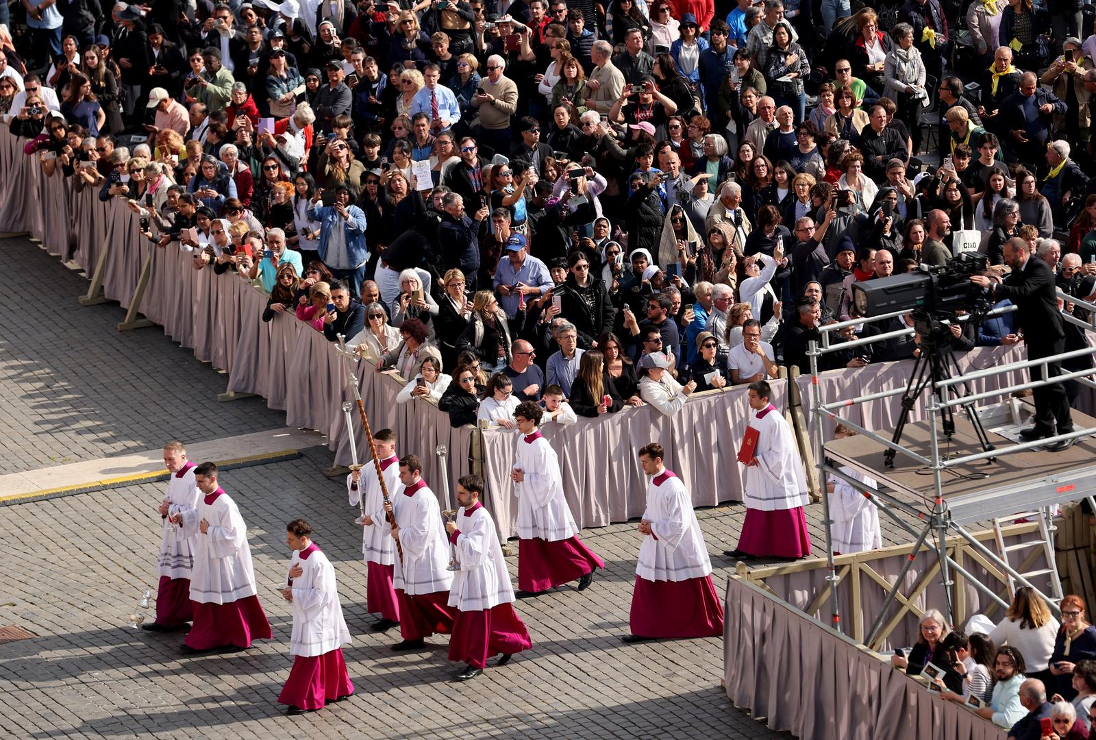Rim: Tijelo pape Franje u procesiji premješteno u baziliku sv. Petra